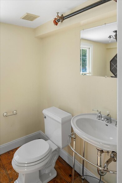 More Photos Of 159 N Sycamore St, Newtown Office For Lease