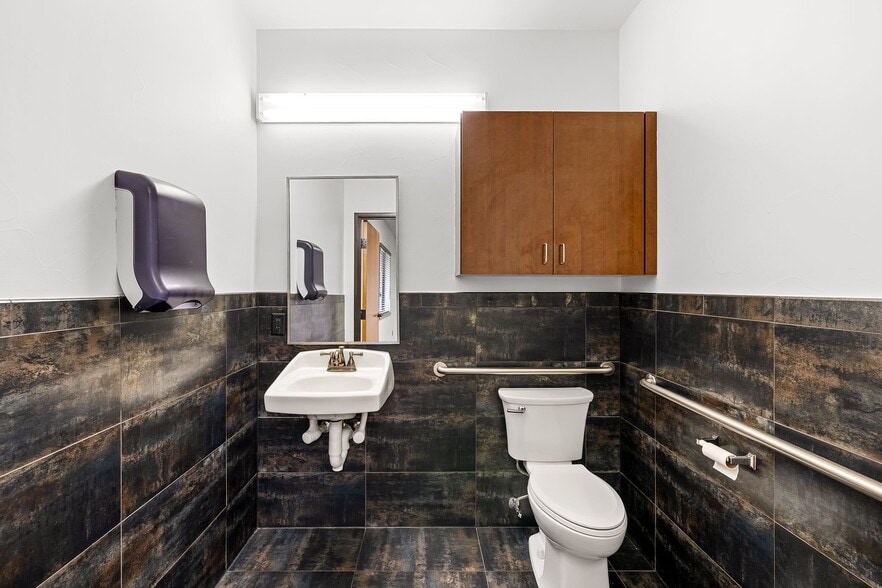 More Photos Of 1515 E Belt Line Rd, Carrollton Office Residential For Sale