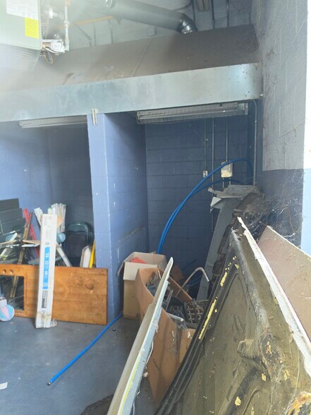 More Photos Of 907 N Pierce St, Alma Industrial For Sale