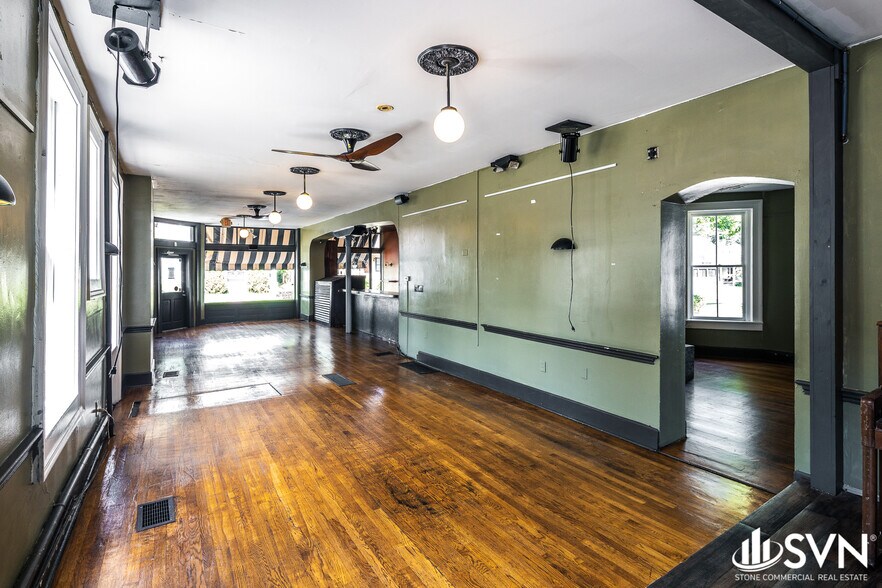 More Photos Of 343 E High St, Lexington Storefront For Lease