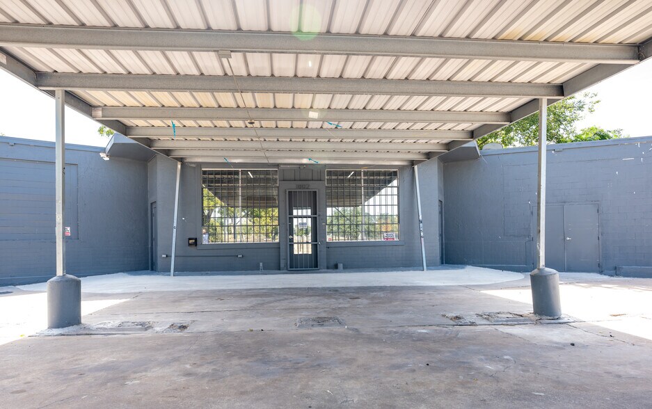 More Photos Of 1802 E Commerce St, San Antonio Auto Repair For Lease