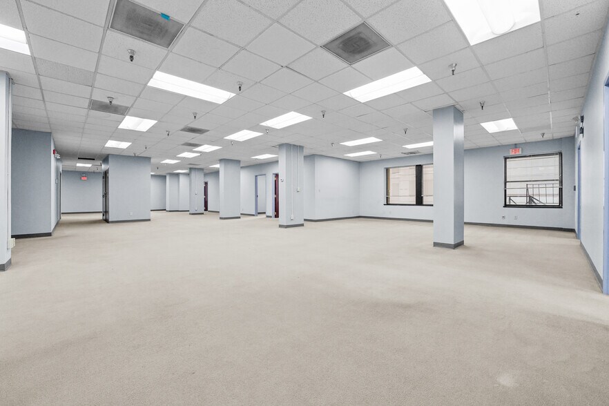 More Photos Of 301-309 W Washington St, Indianapolis Office For Lease