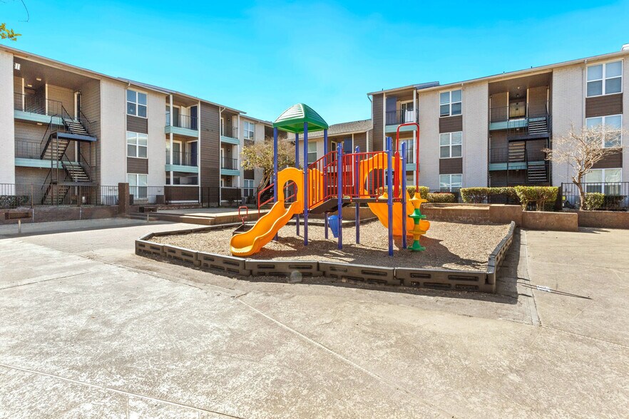 More Photos Of 8600 S Course Dr, Houston Apartments For Sale