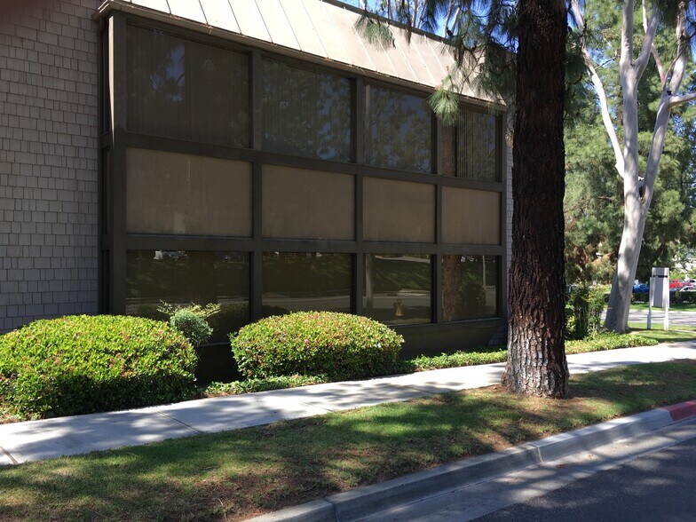 More Photos Of 5053 La Mart Dr, Riverside Medical For Sale