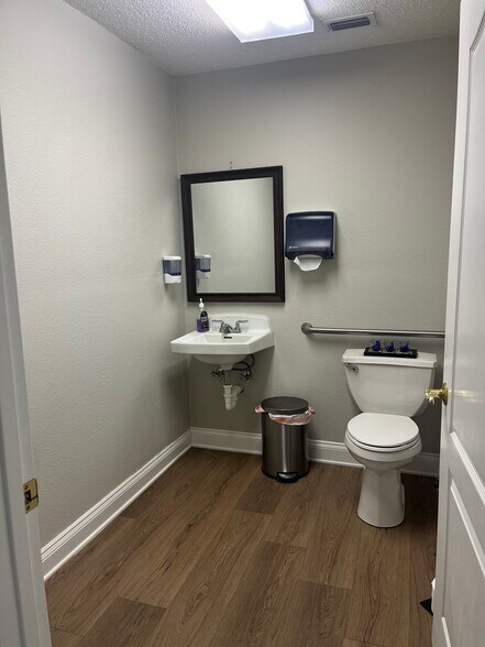 More Photos Of 1101 S Main St, Lindale Medical For Sale