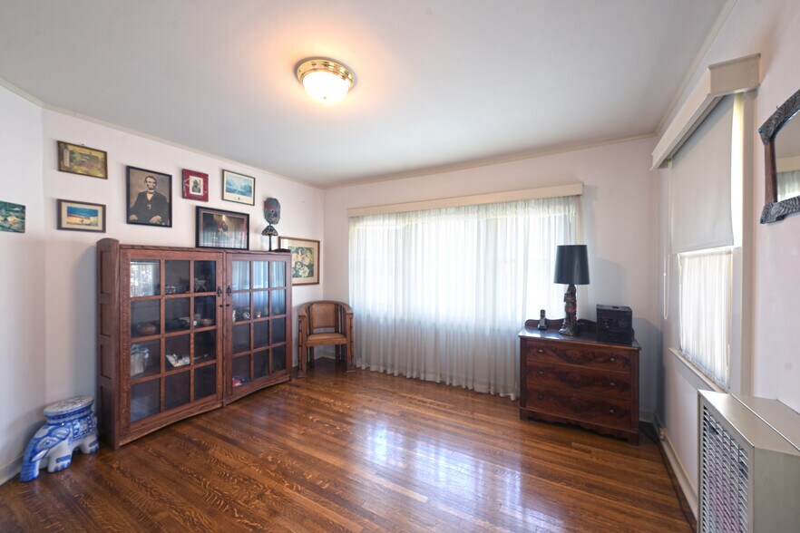 More Photos Of 2636 N Beachwood Dr, Los Angeles Apartments For Sale