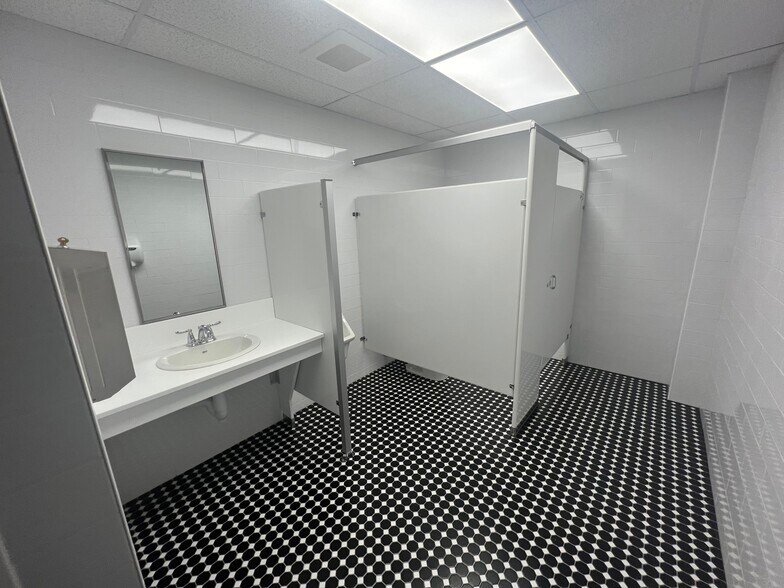 More Photos Of 86 Vanderveer Rd, Freehold Light Distribution For Lease