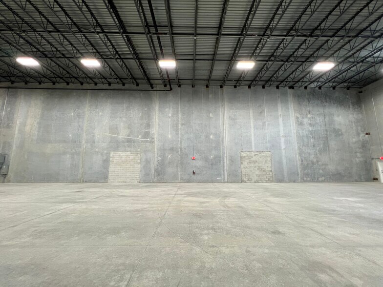 More Photos Of 8565 W 44th Ave, Hialeah Warehouse For Lease