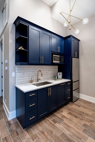 More Photos Of 2559 N Southport Ave, Chicago Storefront Retail Office For Lease