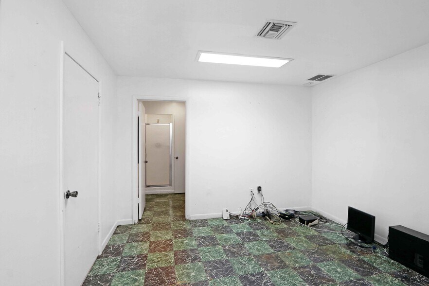 More Photos Of 2044 NW 22nd St, Miami Warehouse For Lease