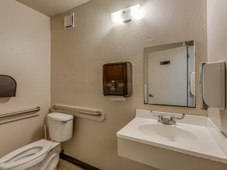 More Photos Of 430 N Berry Rd, Norman Medical For Sale