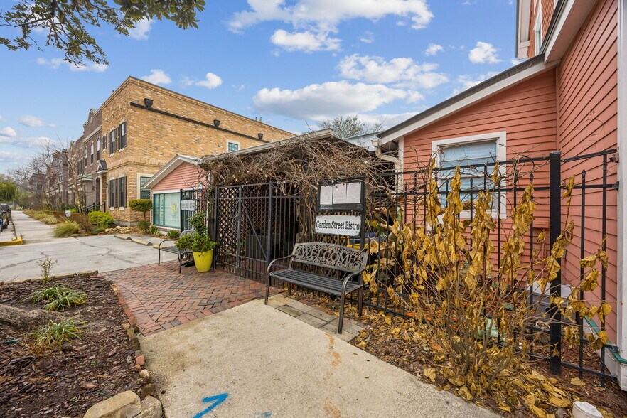 More Photos Of 218 Ash St, Fernandina Beach Freestanding For Sale