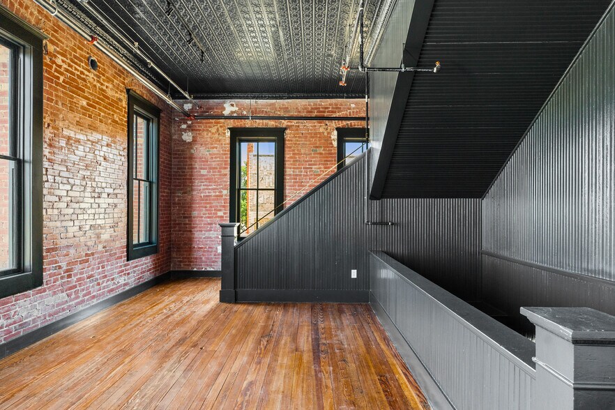 More Photos Of 119 W San Antonio St, Lockhart Storefront Retail Office For Lease