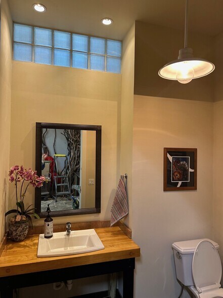 More Photos Of 1607 Dragon St, Dallas Showroom For Lease