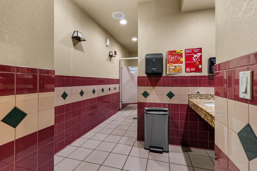 More Photos Of 850 Kepler Dr, Green Bay Restaurant For Sale