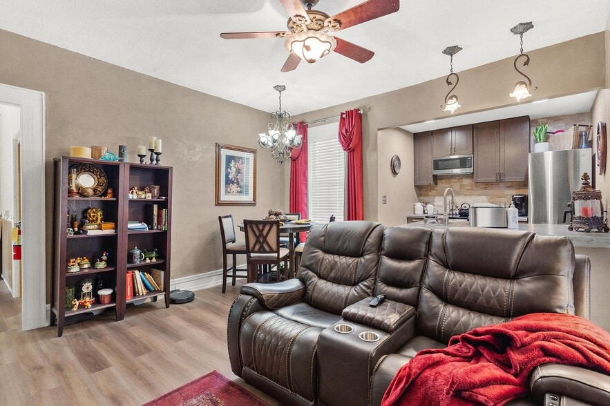 More Photos Of 1024 W Main St, Leesburg Storefront Retail Residential For Sale