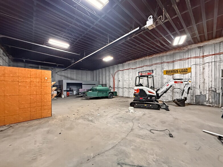 More Photos Of 10980 NE Hubbell Rd, Maxwell Industrial For Sale
