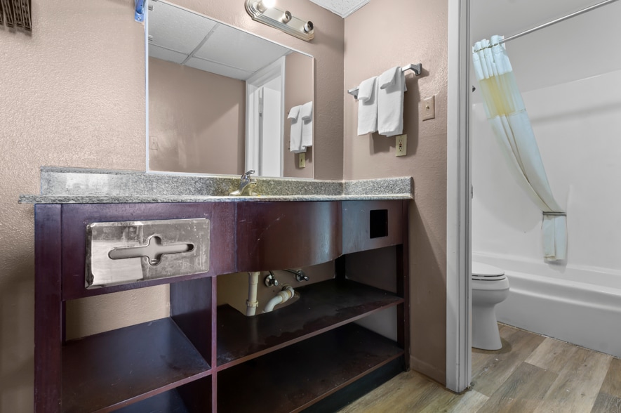 More Photos Of 2224 N White Sands Blvd, Alamogordo Hotel For Sale