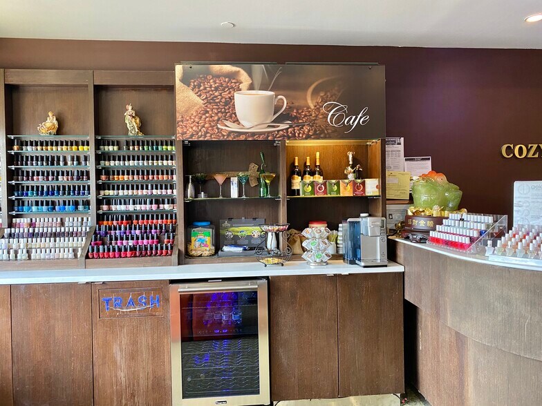 More Photos Of 3021 Jericho Tpke, Little Neck Unknown For Lease