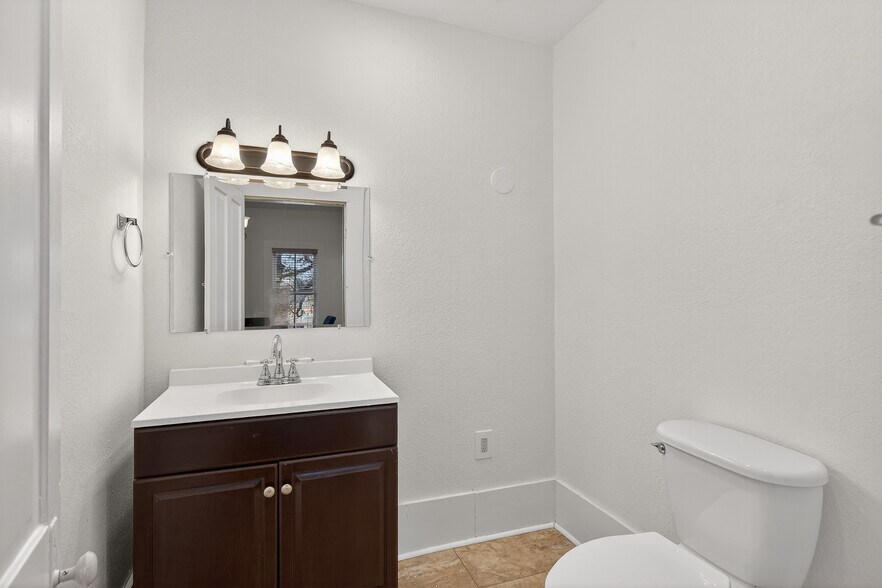 More Photos Of 119 Avenue G, Marble Falls Office For Sale