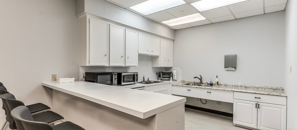 More Photos Of 25000 Pitkin Rd, Spring Office For Lease