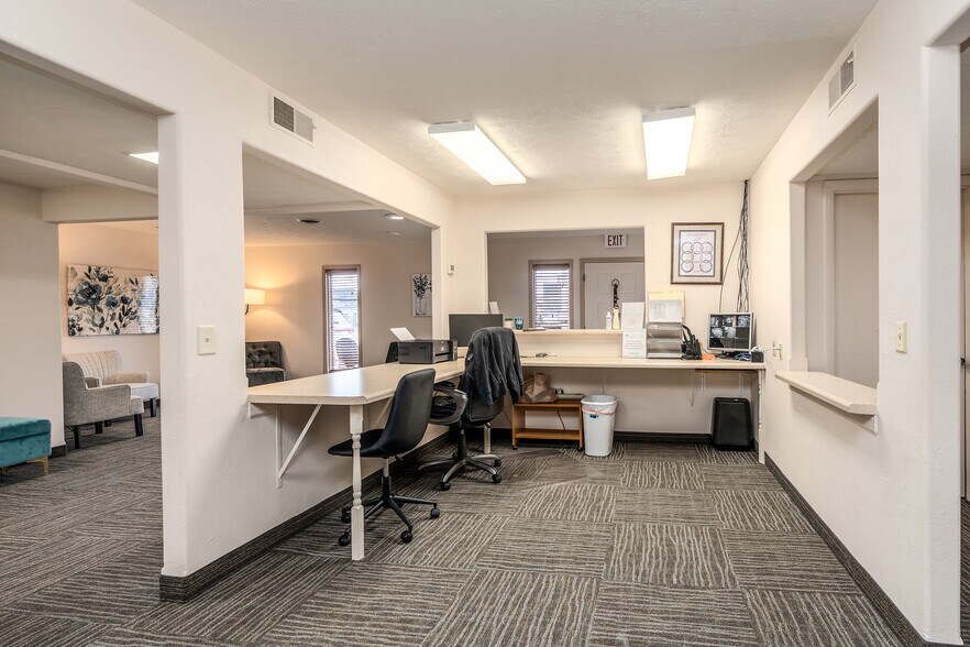 More Photos Of 808 W Prairie St, Marion Office For Sale