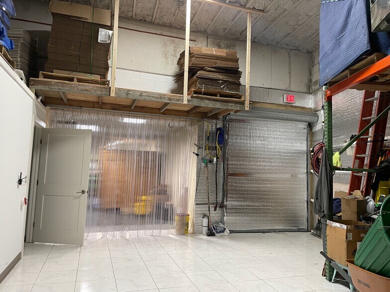 More Photos Of 2391 S Main St, Waterbury Showroom For Lease
