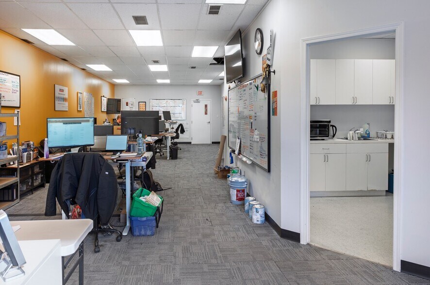 More Photos Of 908 53rd Ave NE, Calgary Warehouse For Lease