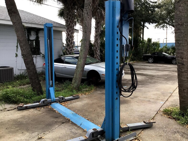 More Photos Of 2156 W King St, Cocoa Service For Sale