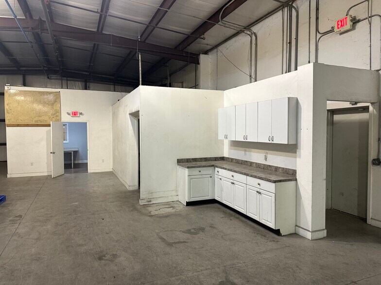 More Photos Of 4143 118th Ave N, Clearwater Warehouse For Lease
