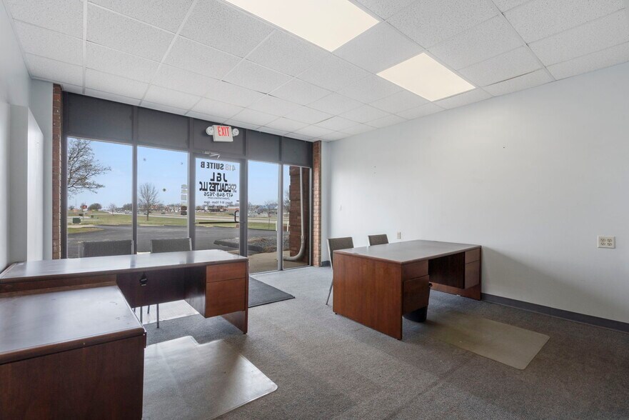 More Photos Of 418 N Old Wilderness Rd, Nixa Flex For Sale