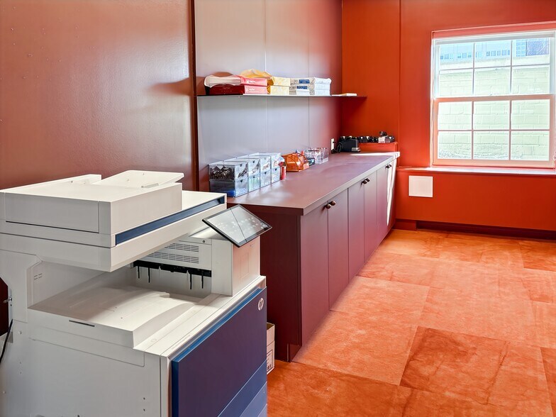 More Photos Of 2027 Dodge St, Omaha Coworking Space