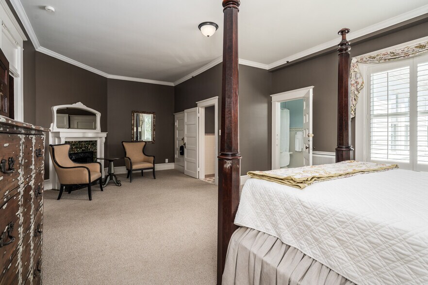 More Photos Of 738 E Main St, Belhaven Hotel For Sale