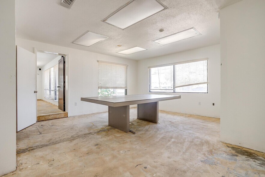 More Photos Of 117 Roberts Cut Off Rd, Fort Worth Warehouse For Sale