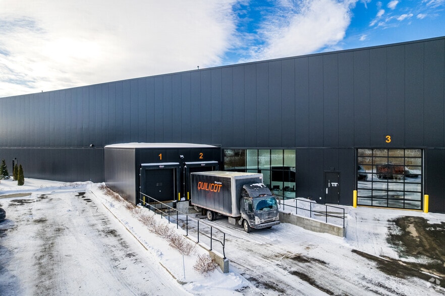 More Photos Of 401 Rue Louis-Blériot, Mascouche Flex For Sale