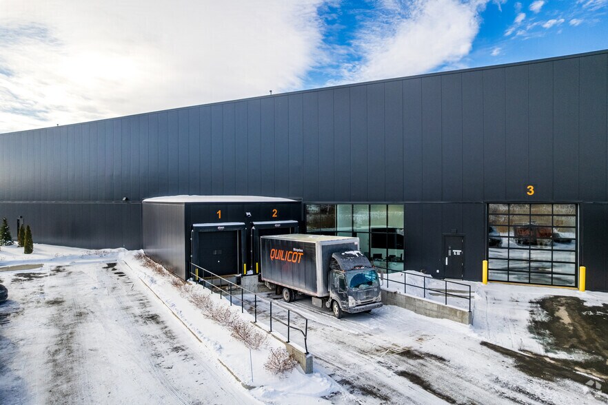 More Photos Of 401 Rue Louis-Blériot, Mascouche Light Distribution For Sale