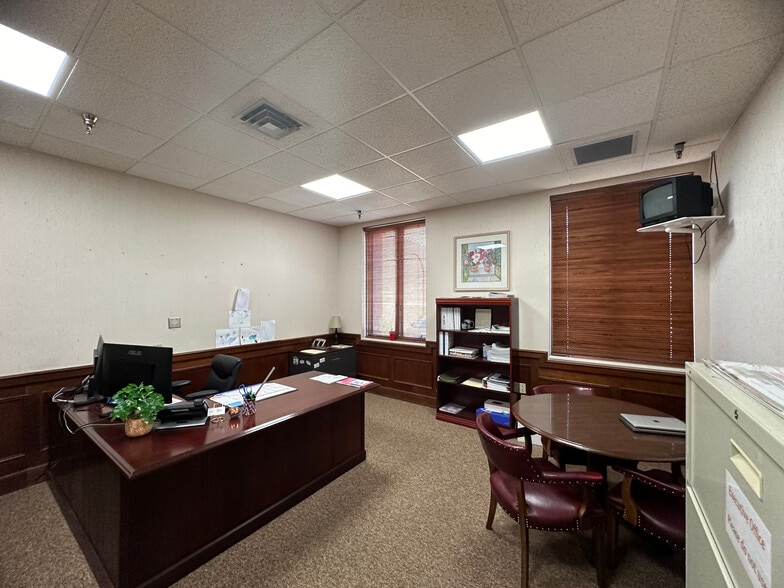 More Photos Of 201 N Troup St, Valdosta Office For Sale
