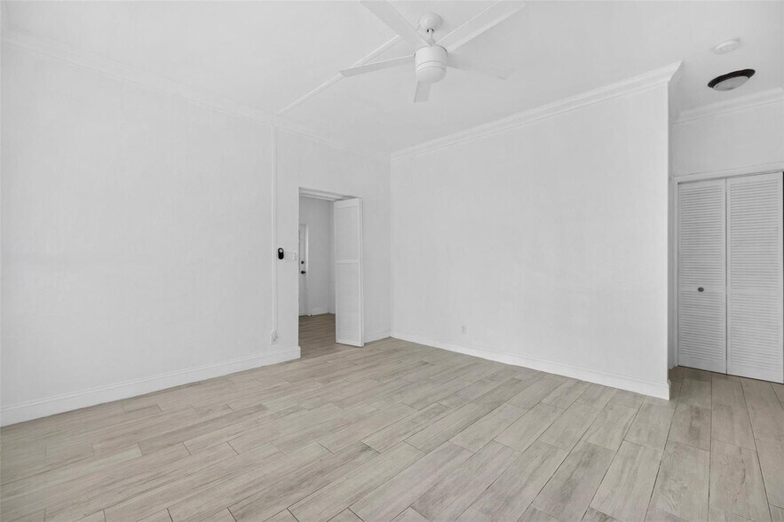 More Photos Of 2822 Pine Tree Dr, Miami Beach Apartments For Sale