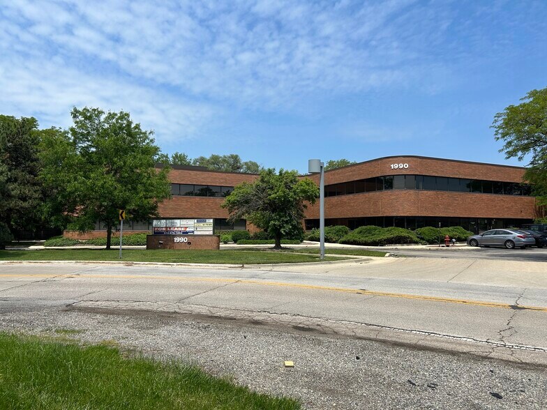 More Photos Of 1990 E Algonquin Rd, Schaumburg Office For Lease