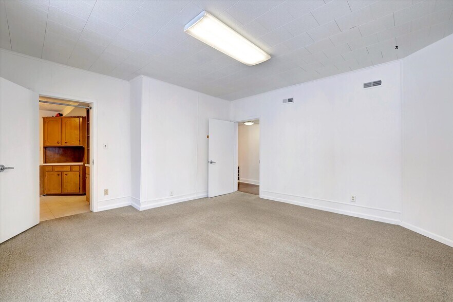 More Photos Of 714 W Kirkwood Ave, Bloomington Office Residential For Sale