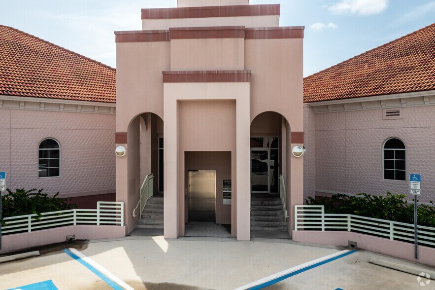 More Photos Of 9015 Strada Stell Ct, Naples Office For Sale