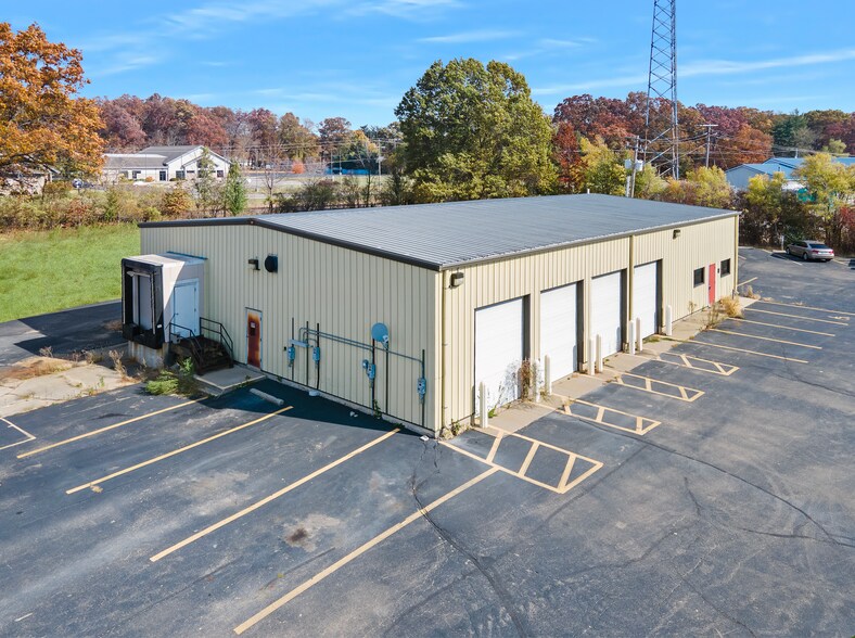 More Photos Of 802 Hickory St, Mahomet Warehouse For Lease
