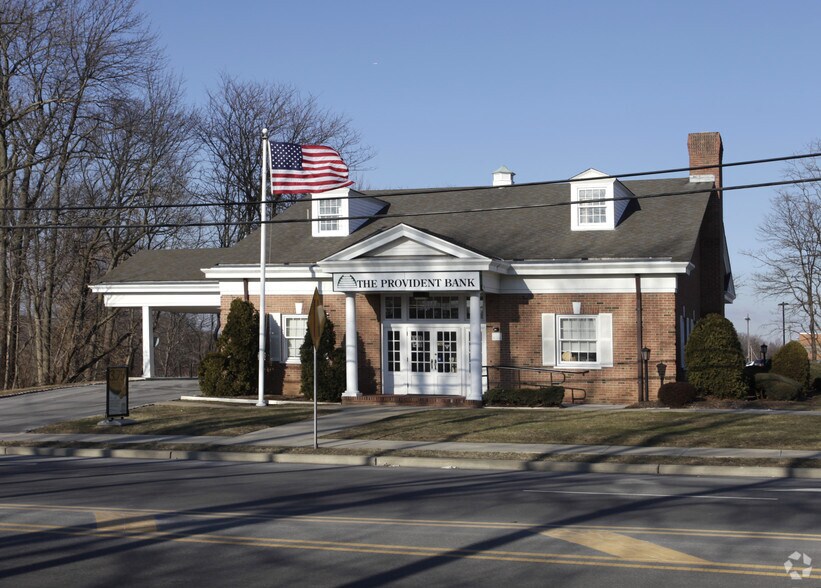 Primary Photo Of 2100 Oak Tree Rd, Edison Bank For Lease