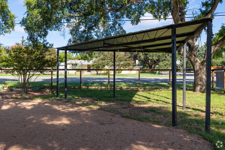 More Photos Of 902 Main St, Blanco Unknown For Lease