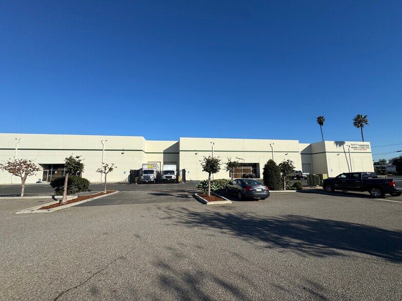 More Photos Of 18037 S Broadway St, Carson Distribution For Lease
