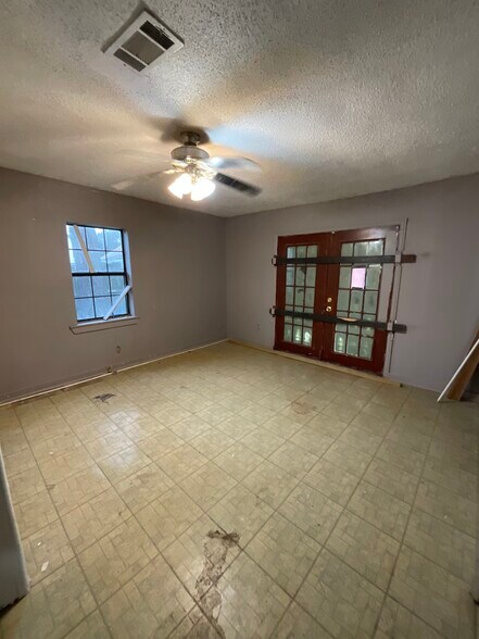 More Photos Of 609 Oak St, La Marque Warehouse For Sale