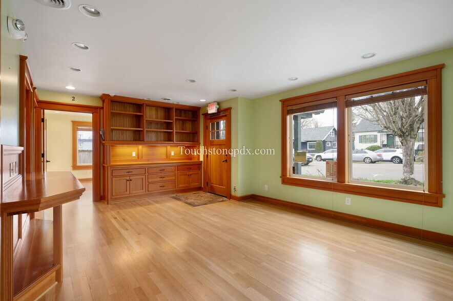 More Photos Of 685 Portland Ave, Gladstone Medical For Lease