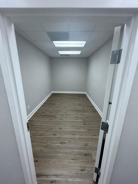 More Photos Of 14 Swimming Pen Dr, Middleburg Office For Lease