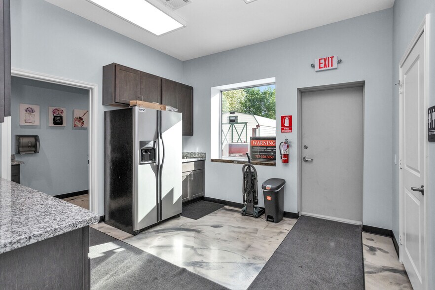 More Photos Of 1308 N Frazier St, Conroe Service For Sale