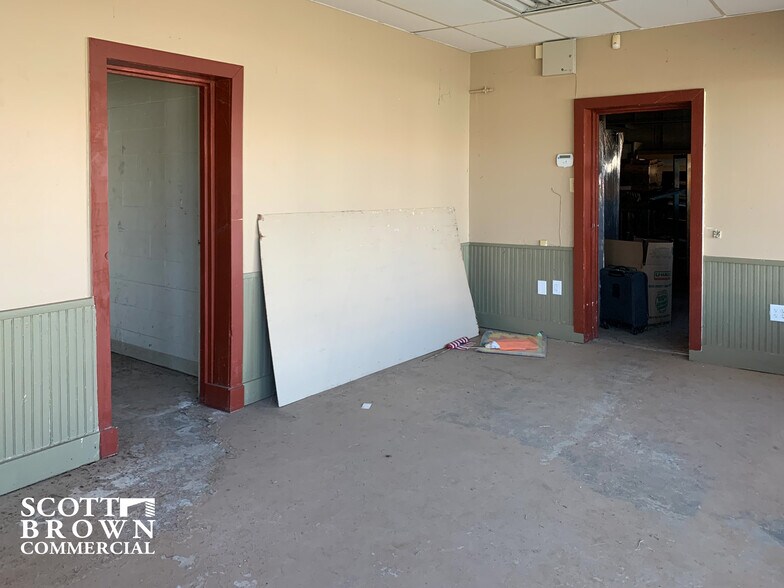 More Photos Of 129 W McCart St, Krum Flex For Lease